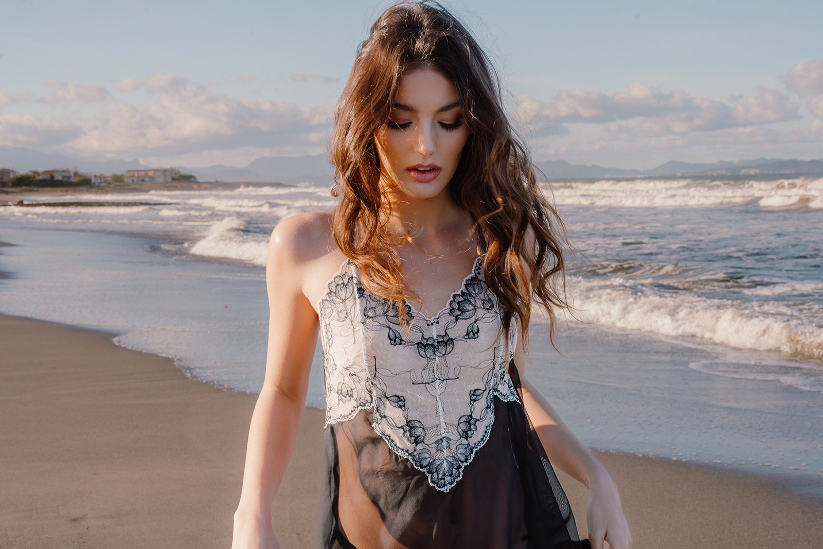 Closeup kurzes transparentes Negligee schwarz-weiß mit Spitze mit Fokus auf weiße Spitze und Blumenmuster