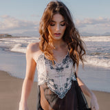 Closeup kurzes transparentes Negligee schwarz-weiß mit Spitze mit Fokus auf weiße Spitze und Blumenmuster