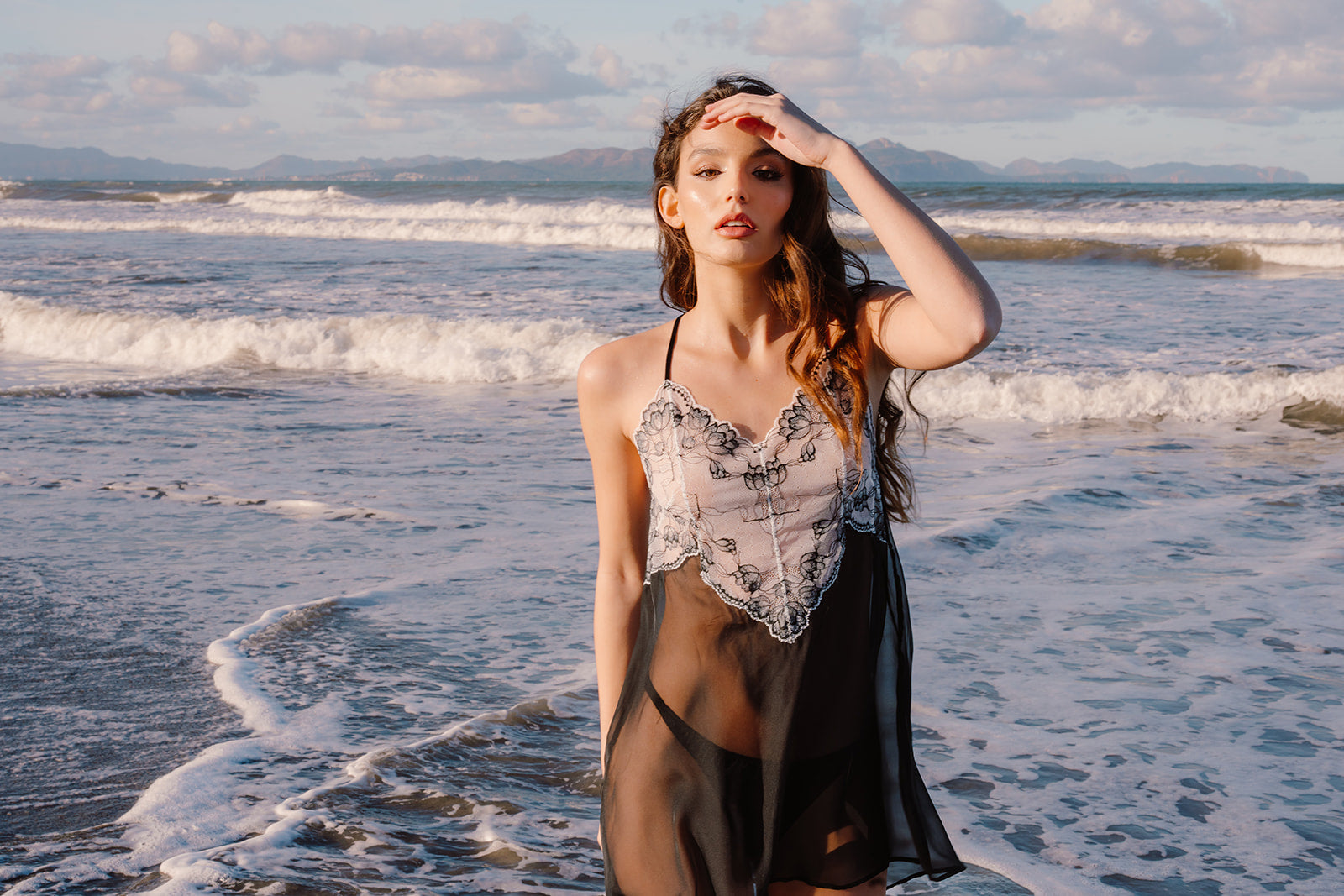 Closeup kurzes transparentes Negligee schwarz-weiß mit Spitze