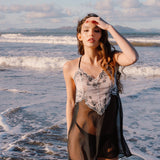 Closeup kurzes transparentes Negligee schwarz-weiß mit Spitze