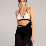 Moderne Göttin trägt langes sexy elegantes Negligé mit hohem Beinschlitz und Taillenband schaut direkt in die Kamera