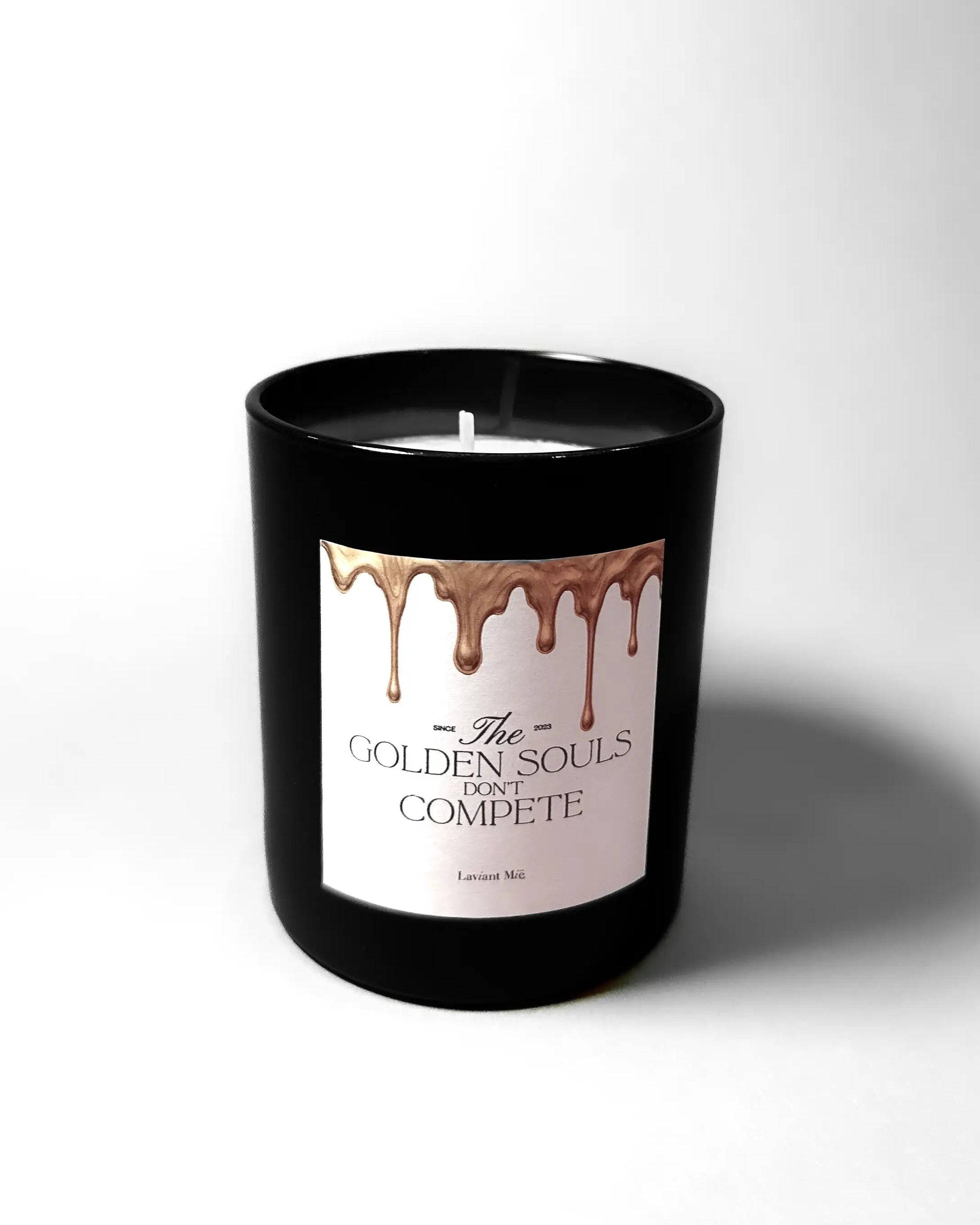 Luxuriöse Duftkerze „Golden Souls Don’t Compete“ von Laviant Mië in schwarzem Glas mit goldener Wachstropfen-Optik – handgemacht in Deutschland.