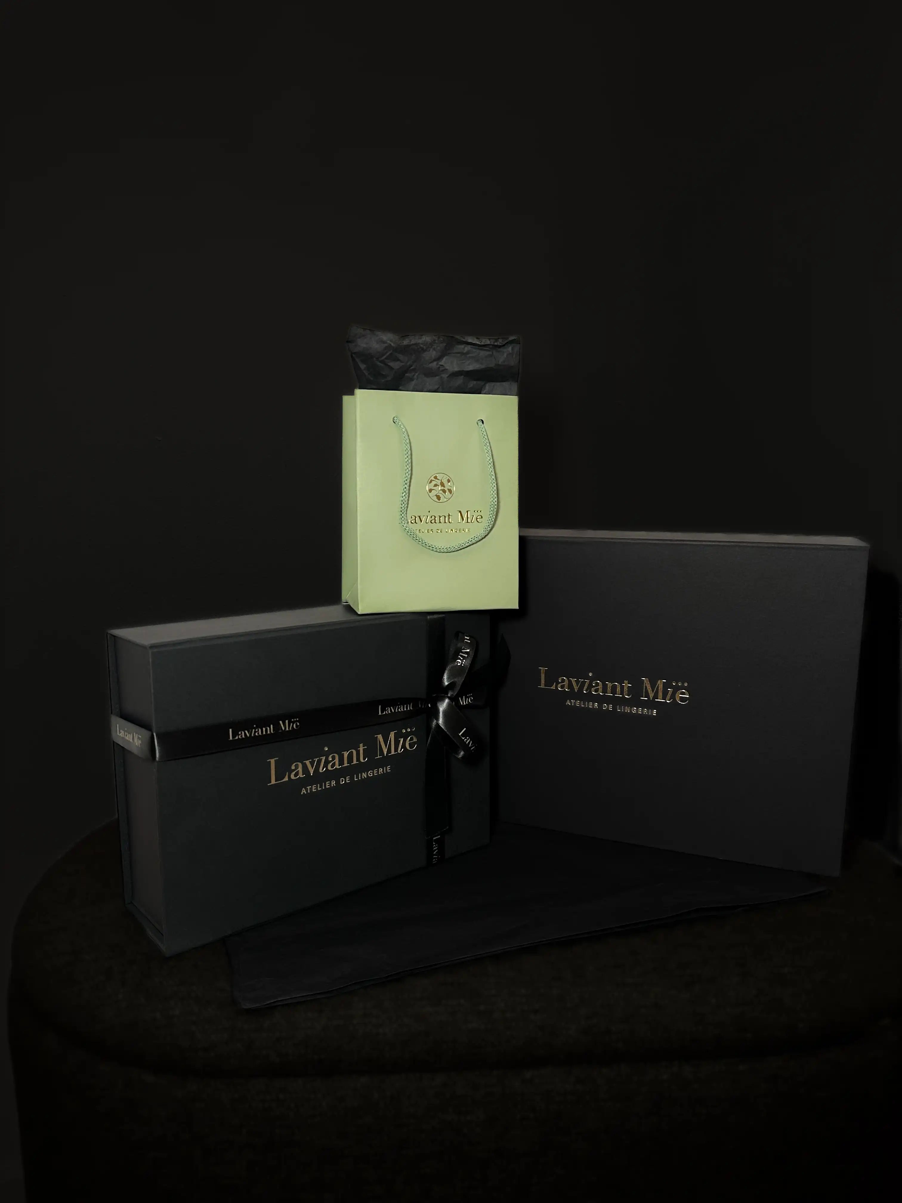 Luxuriöse Laviant Mië Geschenkbox mit goldener Prägung, Seidenpapier und handgeschriebener Karte – das Signature Packaging für sinnliche Lingerie-Erlebnisse.