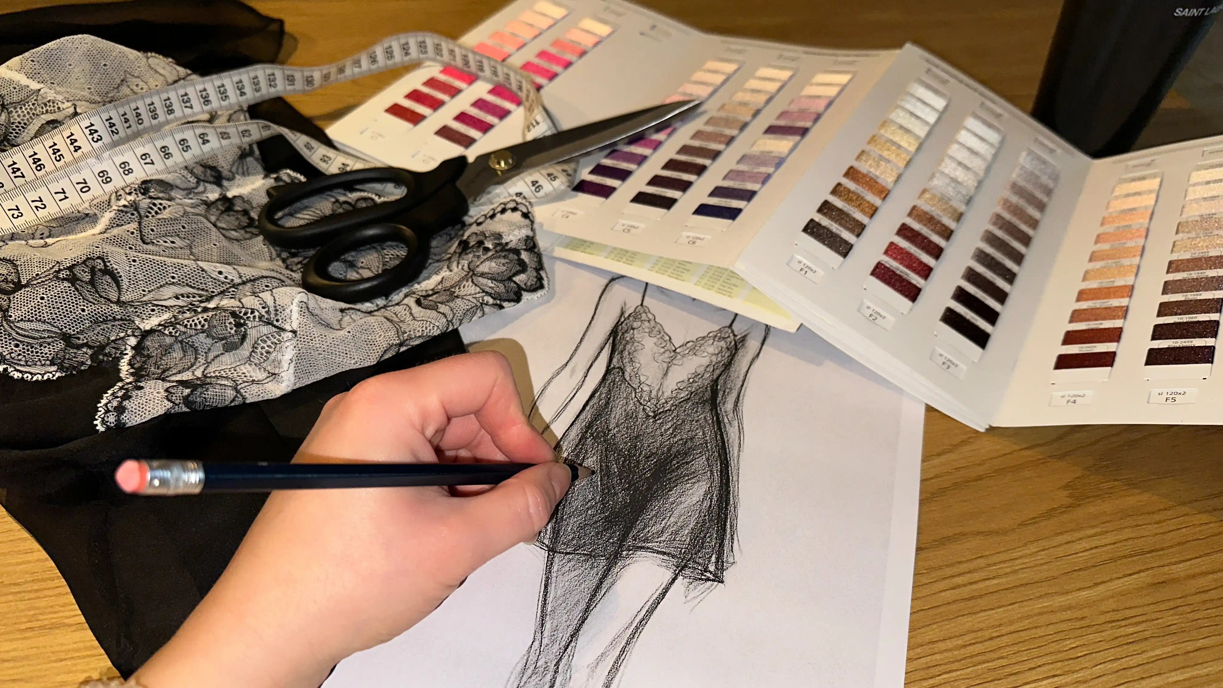 Hand zeichnet Lingerie-Design im Atelier von Laviant Mië – luxuriöse, handgefertigte Dessous aus Deutschland, entworfen mit Liebe zum Detail.