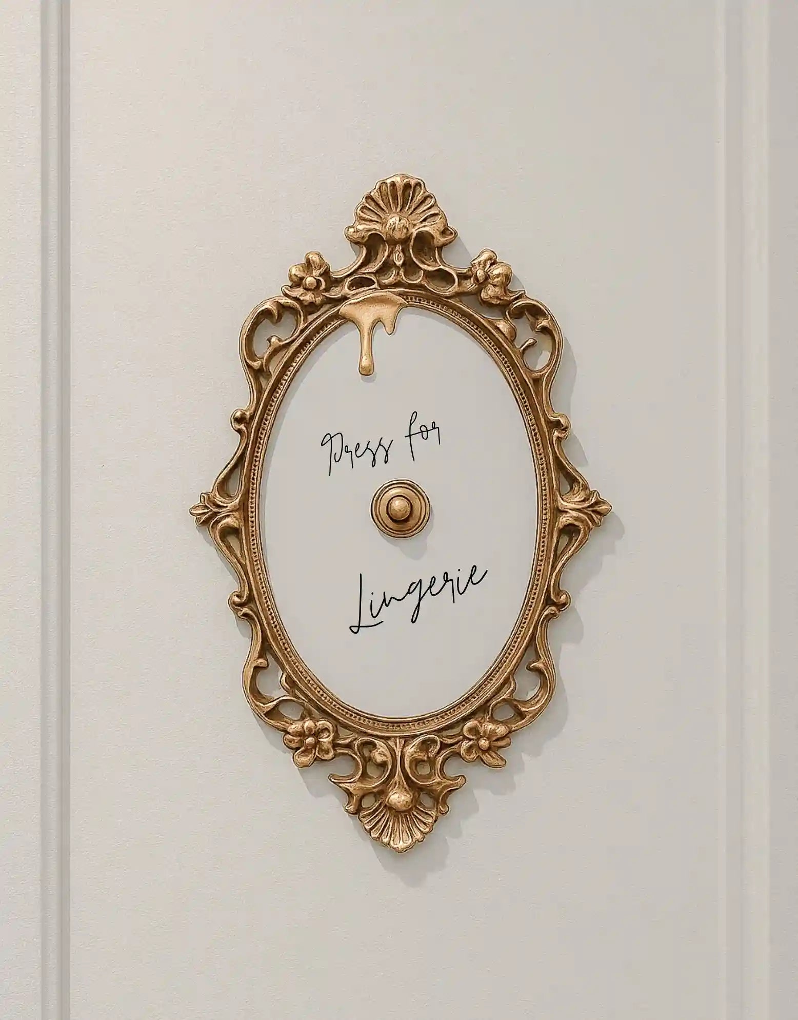 Goldener Vintage-Klingelknopf mit der Aufschrift „Press for Lingerie“ – Symbol für die sinnliche, selbstbewusste Welt von Laviant Mië, in der Lingerie zur Rüstung moderner Göttinnen wird.