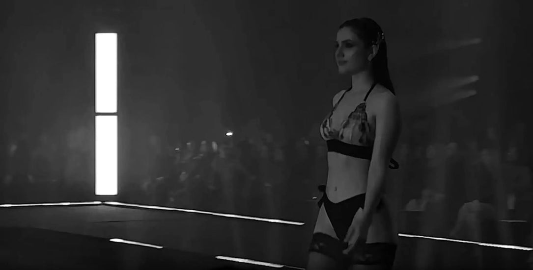 Model präsentiert handgefertigte Luxus-Lingerie von Laviant Mië auf dem Runway in Paris – Haute Lingerie Design aus Deutschland mit moderner, sinnlicher Ausstrahlung.